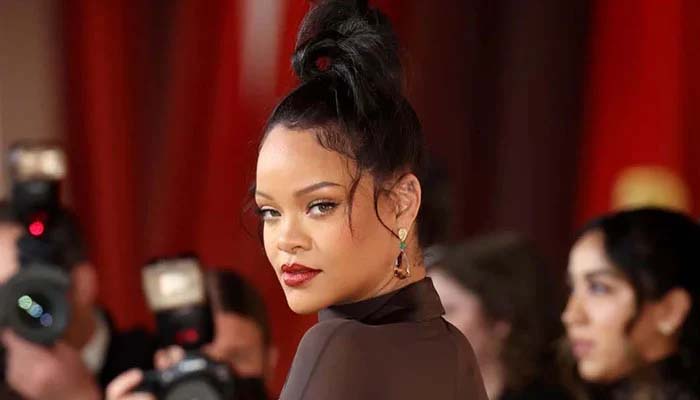 Rihanna raises temperatures in first pregnancy photoshoot